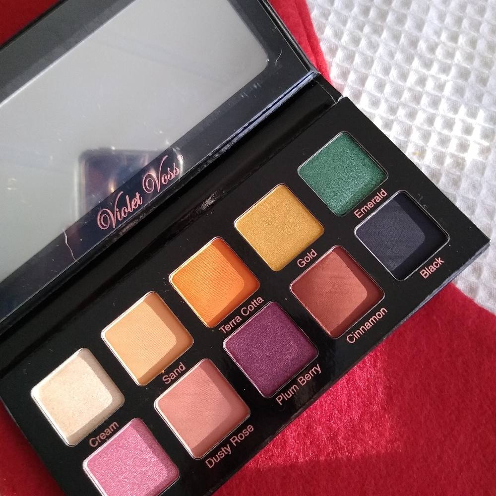 Violet Voss Essentials - Picture 2 of 3